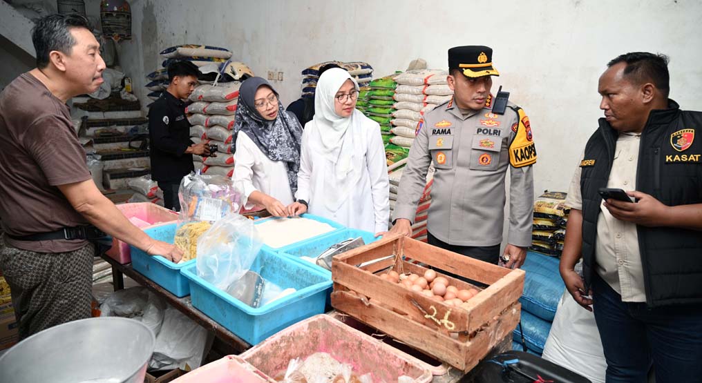 Bupati Ipuk Fiestiandani, Kapolresta Rama Samtama Putra, dan Kasatreskrim Kompol Andrew Vega memantau harga sembako di Pasar Blambangan beberapam waktu lalu.
