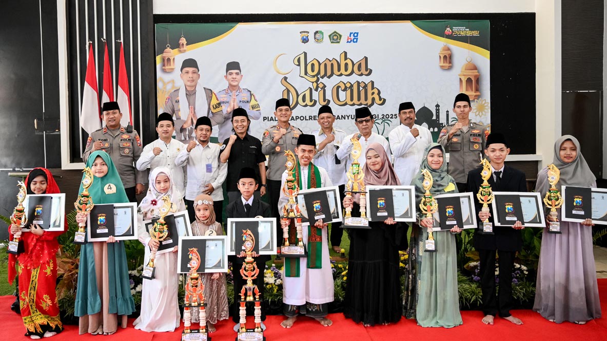 Para pemenang lomba dai cilik berfoto dengan Wakapolresta  AKBP Teguh Priyo Wasono, Kasat Binmas Kompol Toni Irawan, Direktur Jawa Pos Radar Banyuwangi Samsudin Adlawi, dan dewan juri.