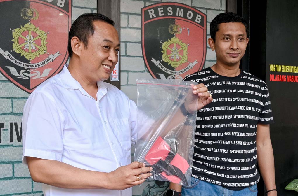 Penyidik Reskrim Polresta Banyuwangi menunjukkan barang bukti pisau yang dipakai para tersangka menganiaya Dinar Mislani, Senin (10/3).
