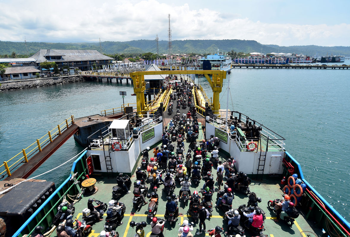 DARI BALI: Ratusan pengendara roda dua bersiap turun dari kapal di Pelabuhan Ketapang pada masa angkutan Lebaran 1445 Hijriah lalu.