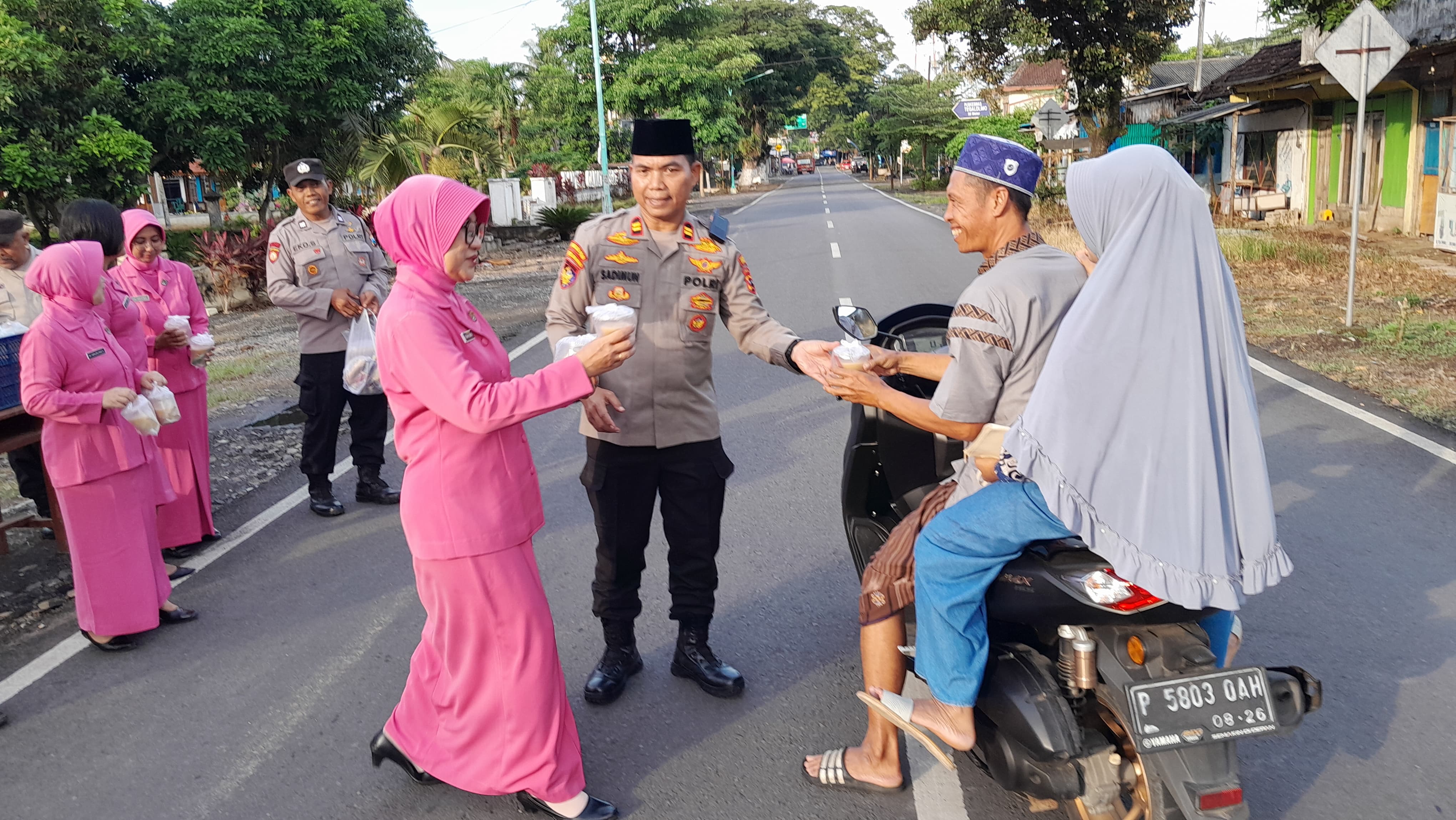 Anggota polisi bersama Bhayangkari Ranting Tegaldlimo menggelar kegiatan pembagian takjil kepada masyarakat. (Humas Polresta banyuwangi)