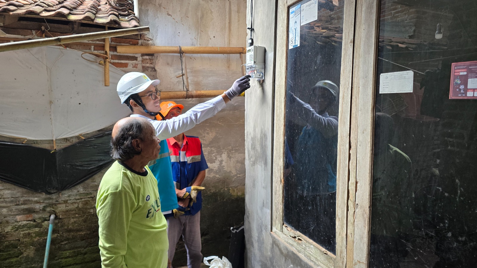 Petugas PLN UP 3 Banyuwangi memasang fasilitas listrik gratis kepada masyarakat penerima manfaat.