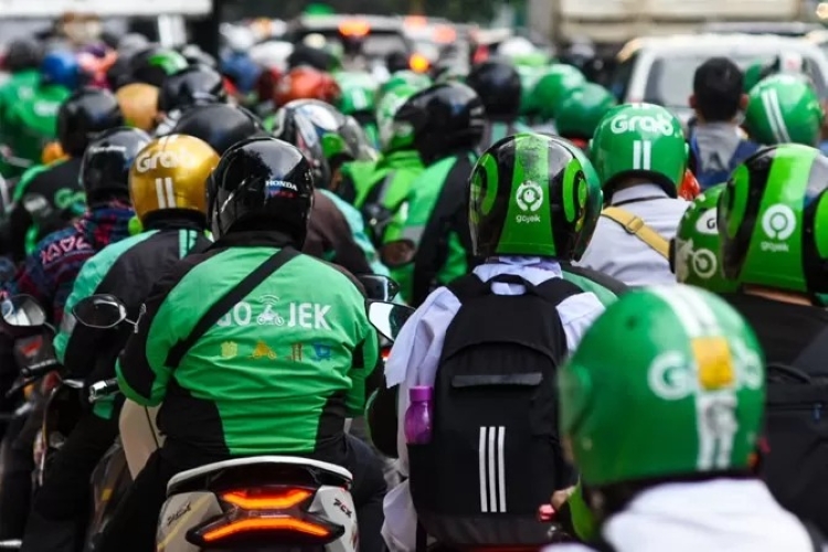 Pemerintah tengah membahas kepastian besaran Tunjangan Hari Raya (THR) bagi pengemudi ojek online (ojol).