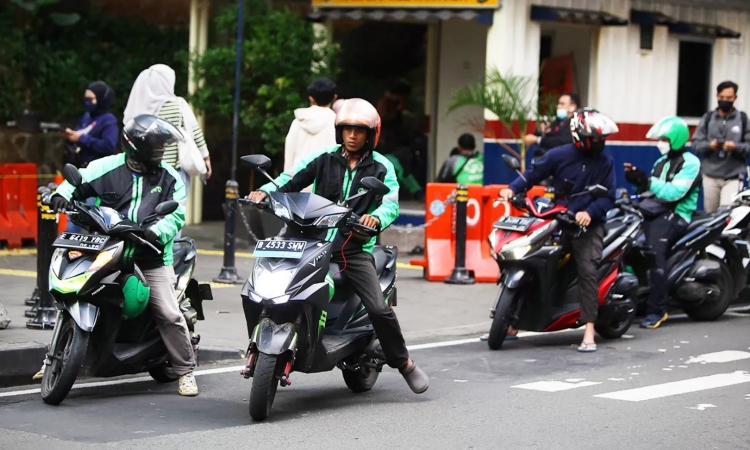 Pendapatan pengemudi ojek online (ojol) di Indonesia bervariasi, tergantung pada platform yang digunakan dan jumlah jam kerja harian.