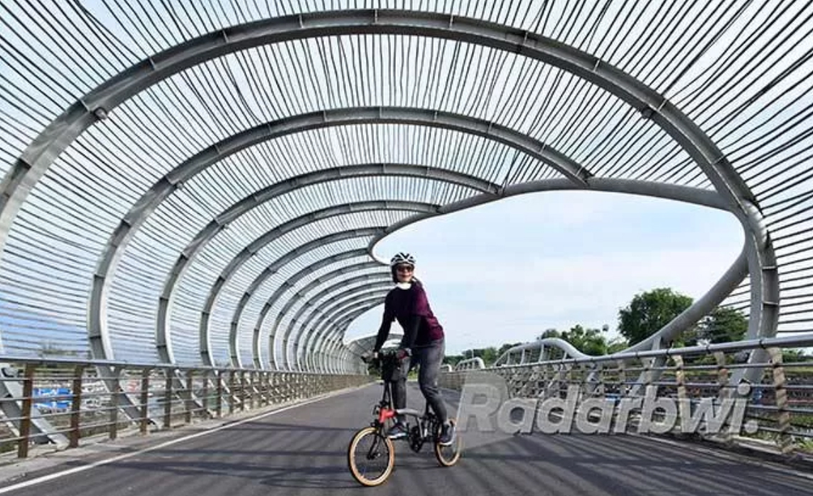 JEMBATAN CANTIK: Warga yang gowes sepeda melintas di bawah Jembatan Spiral Pantai Marina Boom Banyuwangi.