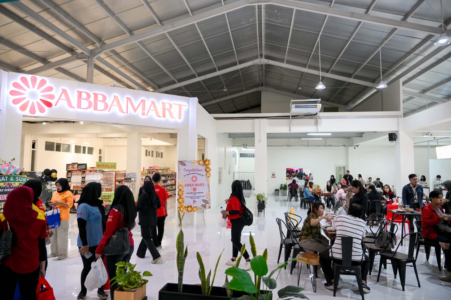 DISERBU PELANGGAN: Outlet ABBA Mart di NX Point lantai 2 di Jalan Kepiting No. 7 Banyuwangi.