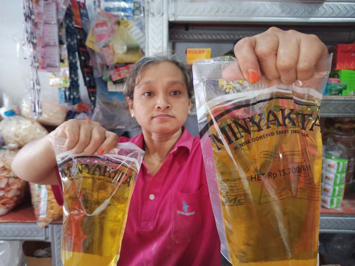 TETAP LARIS: Pemilik toko perancangan di kawasan pasar Kecamatan Sempu menunjukkan produk Minyakita kemasan 1 liter, Rabu (12/3).