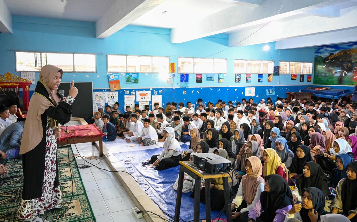 Juara 3 Lomba Dai Cilik Kategori SMP/MTs Azkiya Milla Rayyan menyampaikan ceramah pada kegiatan Pondok Ramadan di SMPN 5 Banyuwangi, Rabu (12/3).