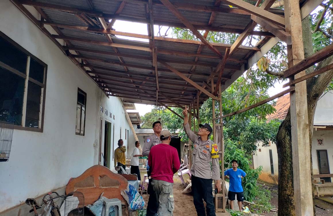 ATAP MELAYANG: Anggota Polsek dan Koramil Wongsorejo mendata kerusakan bencana angin puting beliung di Desa Alasbuluh, Kecamatan Wongosorejo, Rabu (12/3).