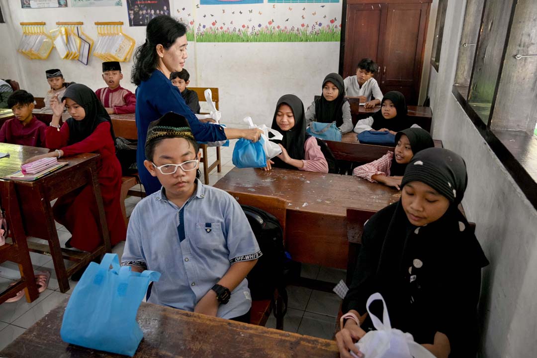 DIBAWA PULANG: Guru membagikan porsi makan bergizi gratis di SDN 2 Kebalenan, Rabu (12/3).