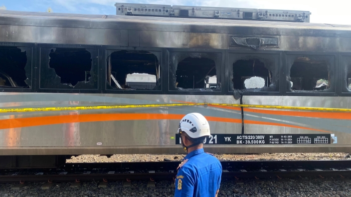 Kebakaran hebat melanda tiga unit kereta kelas eksekutif stainless steel generasi 1 yang sedang terparkir di Stasiun Yogyakarta, Rabu (12/3).