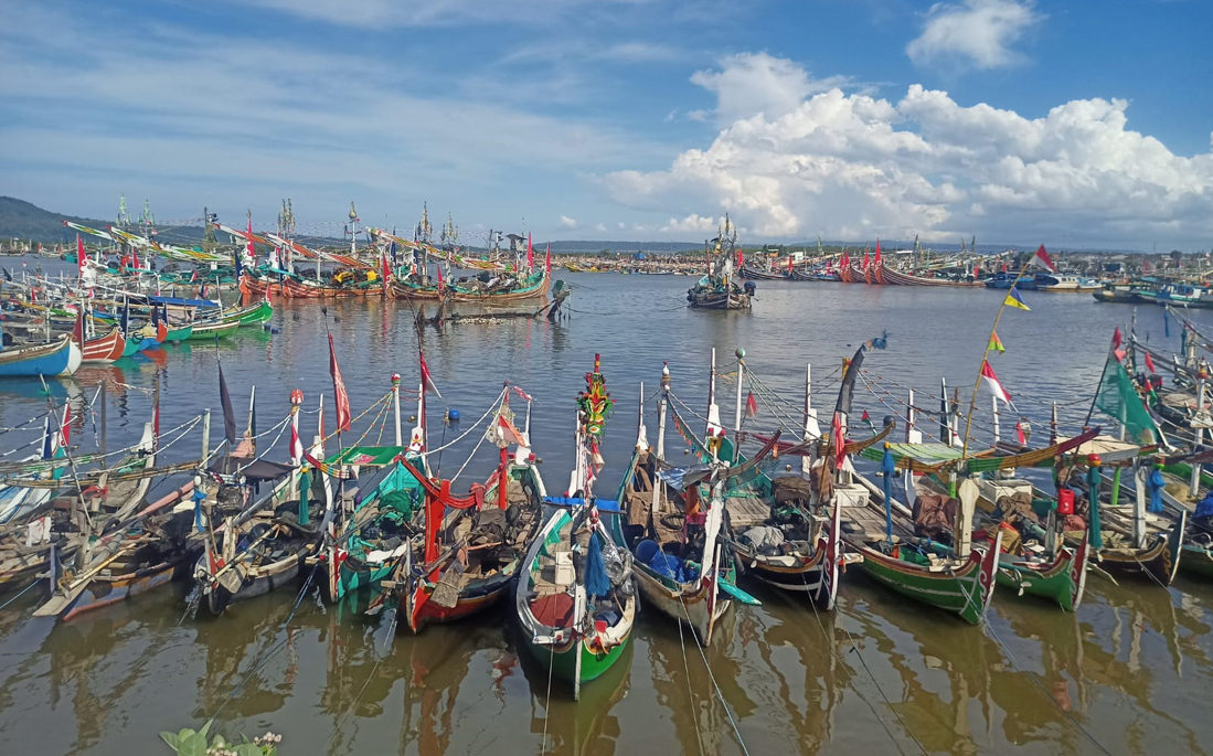 BERJEJER: Kapal dan perahu milik nelayan masih parkir di Pelabuhan Muncar, Dusun Sampangan, Desa Kedungrejo, Kecamatan Muncar, (11/3).