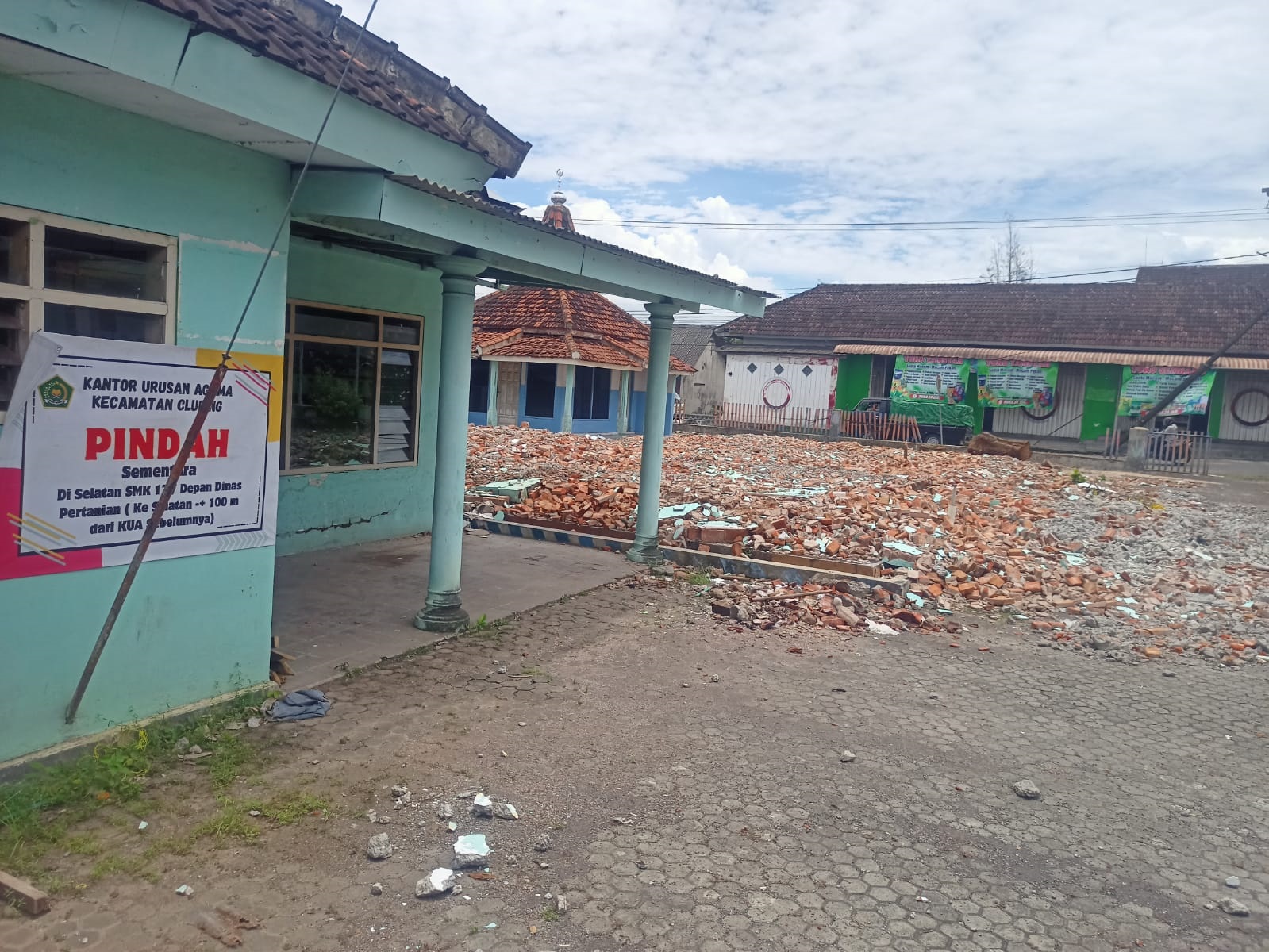 SISA BANGUNAN: Gedung KUA Cluring sudah sebulan diratakan untuk renovasi, Selasa (11/3).