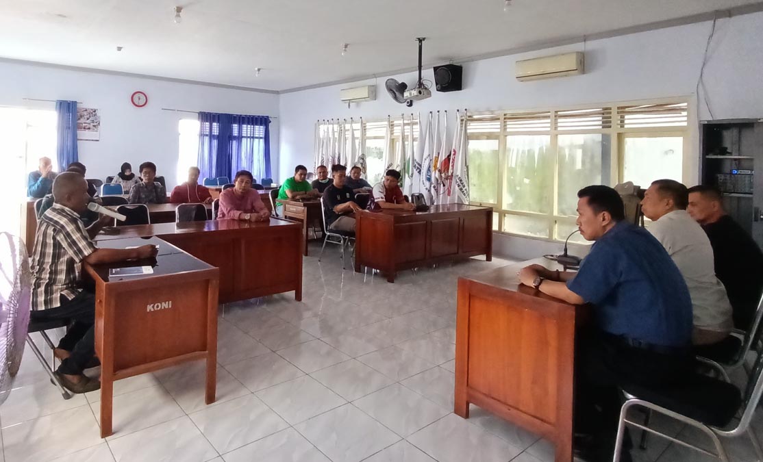 BELUM RESMI: Pengurus 16 cabor non-anggota berkumpul di kantor KONI Banyuwangi menunggu kepastian pemberangkatan ke Porprov Jatim 2025.