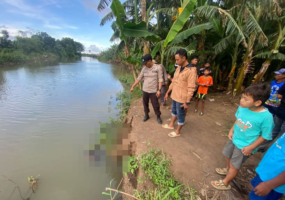 Petugas kepolisian Polsek Wongsorejo bersama warga melihat lokasi penemuan mayat di Dusun Bimo, Desa Bimorejo, Kecamatan Wongsorejo, Senin (10/3/2025).