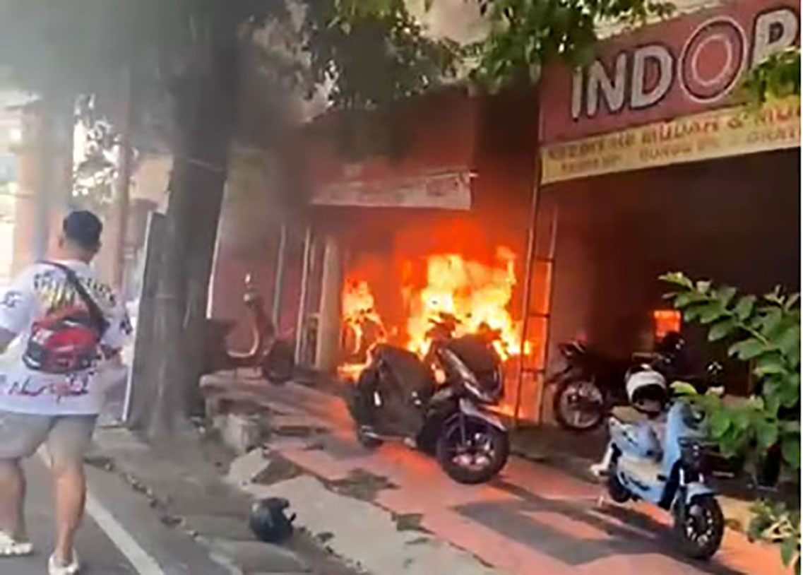 Tangkapan layar video detik-detik kebakaran di warung ayam geprek Cungking Banyuwangi.