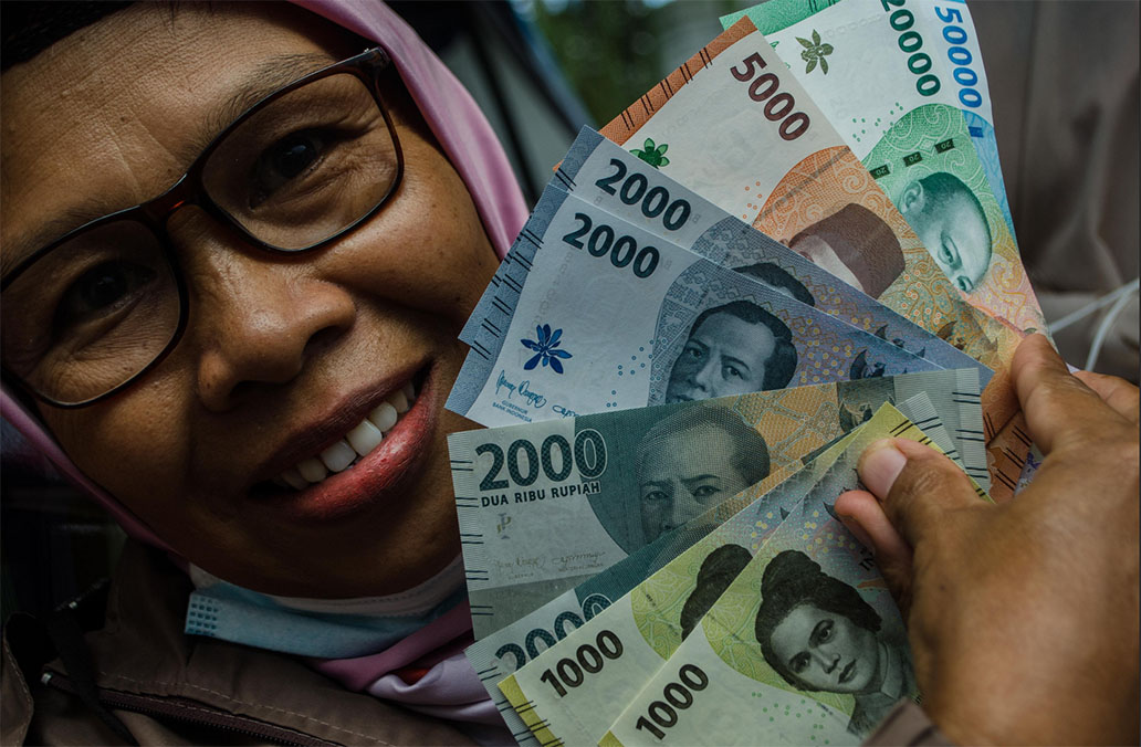 Ilustrasi masyarakat menukar uang pecahan. (Foto: indonesia.go.id)