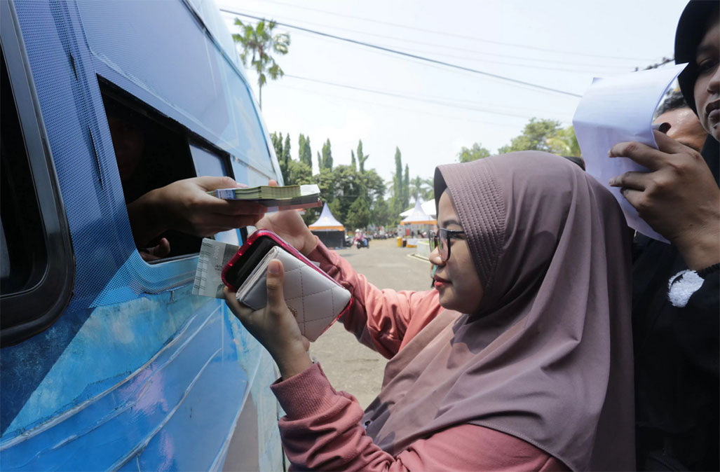 TAHUN LALU: Warga yang hadir ke Expo JOGed mengantre untuk tukar uang pecahan dari KPwBI Jember. (AZQAL AZQIYA/RADAR JEMBER)