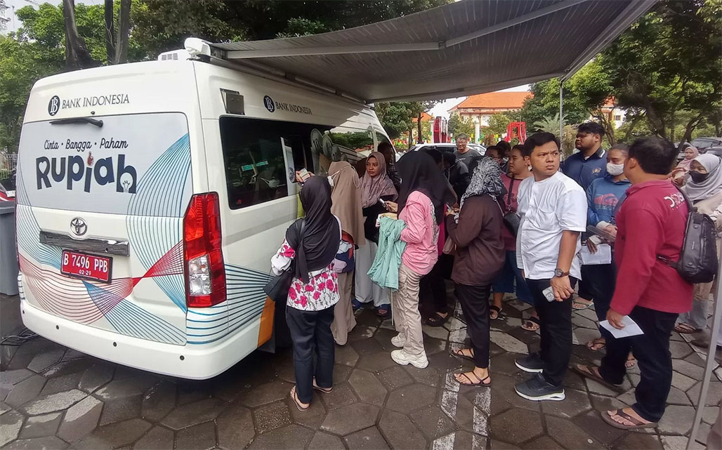 BI membuka penukaran uang pecahan melalui layanan kas keliling di berbagai kota/kabupaten di Jawa Timur. (Dok. Radar Surabaya)