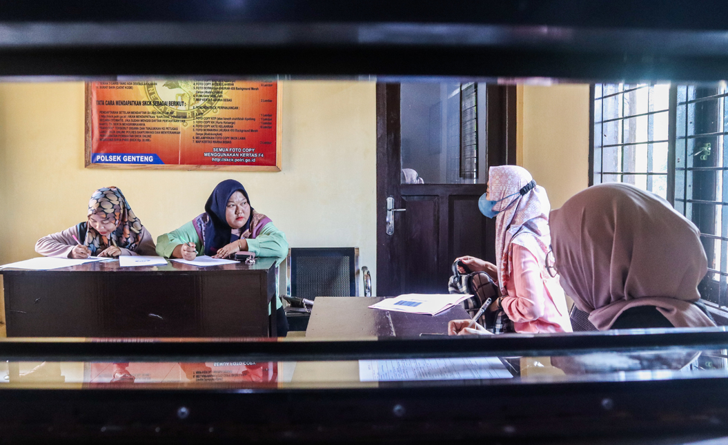 MELONJAK: Emak-emak antre mengurus SKCK di Mapolsek Genteng untuk dibuat melamar di dapur MBG, Selasa (11/3).