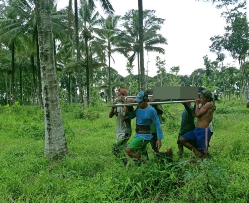 NAHAS: Penderes nira kelapa Mujiono asal Dusun Karangrejo, Desa Temuasri, Kecamatan Sempu ditandu warga setelah ditemukan meninggal karena jatuh dari pohon kelapa Rabu (12/3).