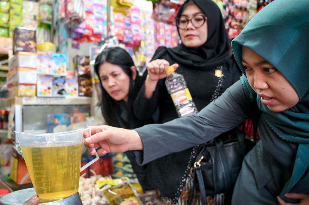 Komisi II DPRD Banyuwangi menggelar inspeksi produk minyak goreng merek Minyakita di Pasar Blambangan, Kamis (13/3).