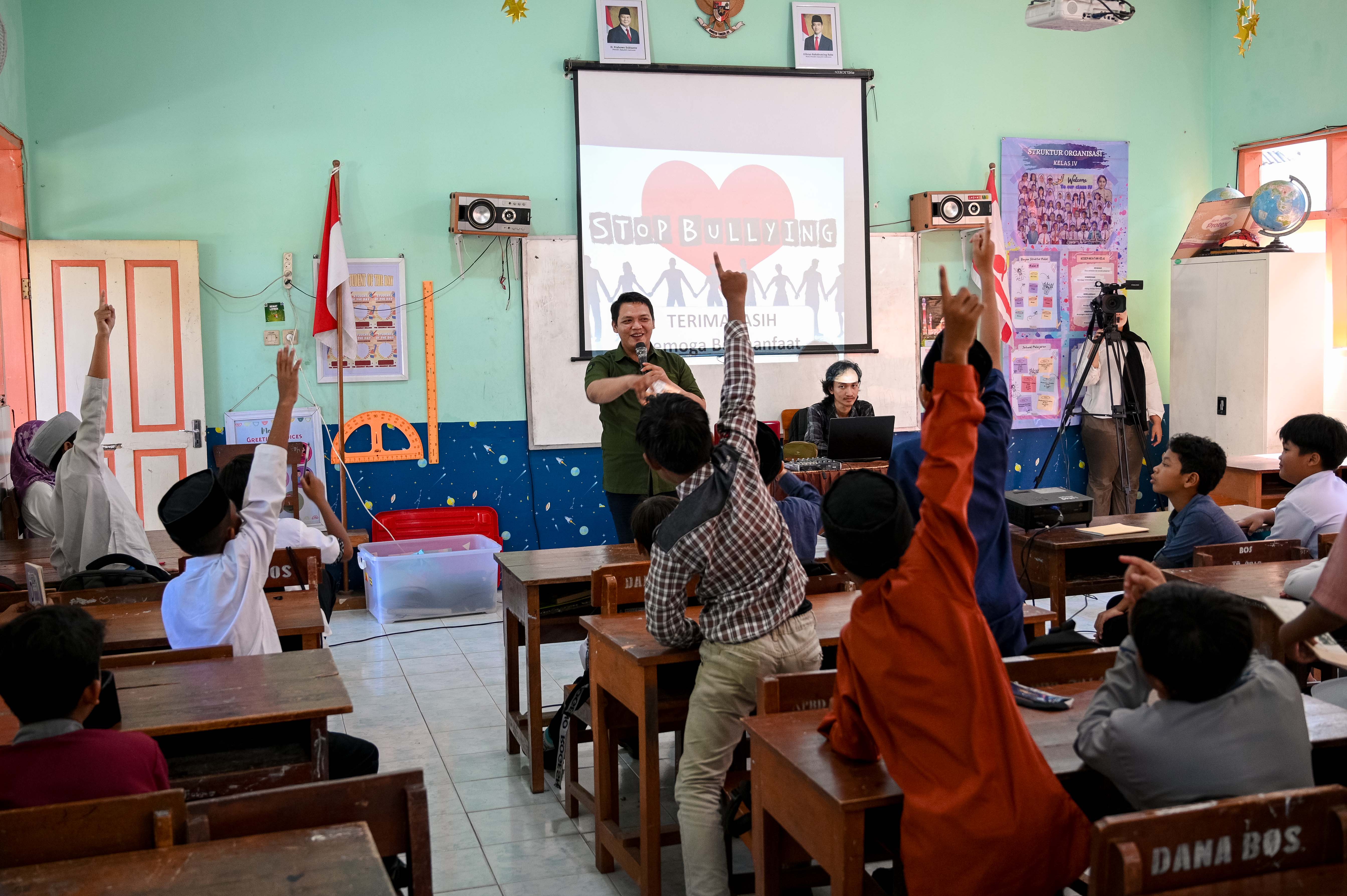 INTERAKTIF: Para siswa SDN Boyolangu adu cepat menjawab pertanyaan dari wartawan JP-RaBa Bagus Rio pada kegiatan Pondok Ramadan kemarin (13/3).