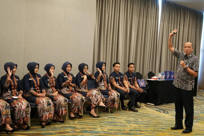 Menjelang arus mudik Lebaran 2025, PT KAI Daop 5 Purwokerto menggelar pelatihan khusus bagi petugas frontliner, termasuk petugas loket, layanan pelanggan, dan announcer.