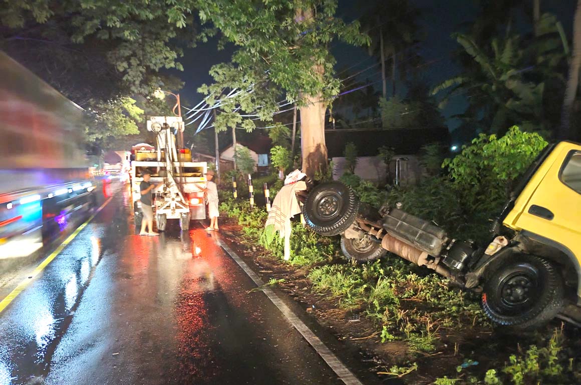 TABRAK POHON: Dua truk mengalami kecelakaan pada Rabu (12/3) malam di jalan raya Desa Bangsring, Kecamatan Wongsorejo.
