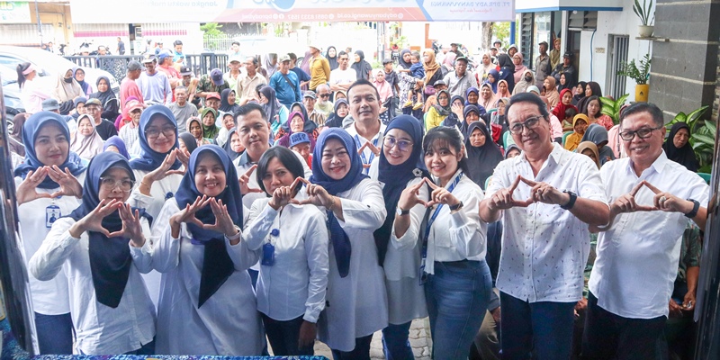 BERKAH: Direktur Utama BPR ADY Herlina Iswandari,Komisaris Didik Sugiarto Candra dan Nyoto Prayitno beserta jajaran direksi setelah bagi-bagi paket sembako kepada dhuafa di Kantor Pusat PT BPR ADY.