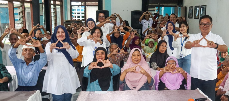 REZEKI: Direktur Utama BPR ADY Herlina Iswandari, Komisaris Didik Sugiarto Candra dan Nyoto Prayitno bersama lansia yang jadi penerima manfaat di UPT Pelayanan Sosial Tresna Werdha (PSTW) Rabu (12/3).