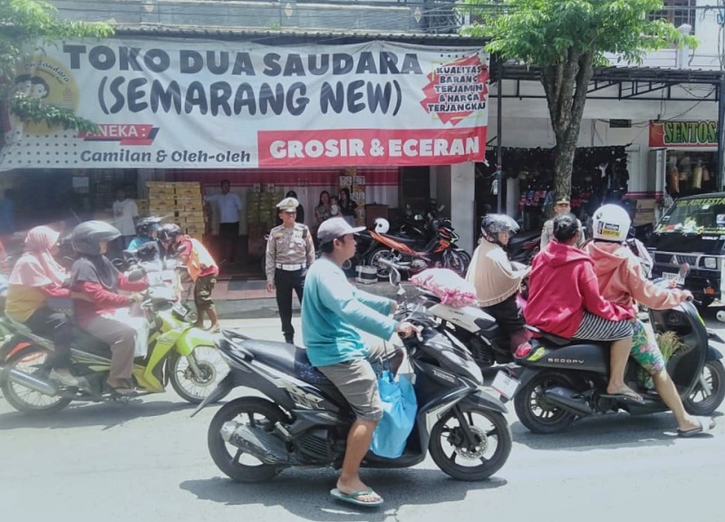 TURUN GUNUNG: Anggota Polsek Genteng tertibkan kendaraan yang parkir di Jalan Gajah Mada, tepatnya depan Pasar Genteng 1, Desa Genteng Kulon, Kecamatan Genteng Selasa (12/3).