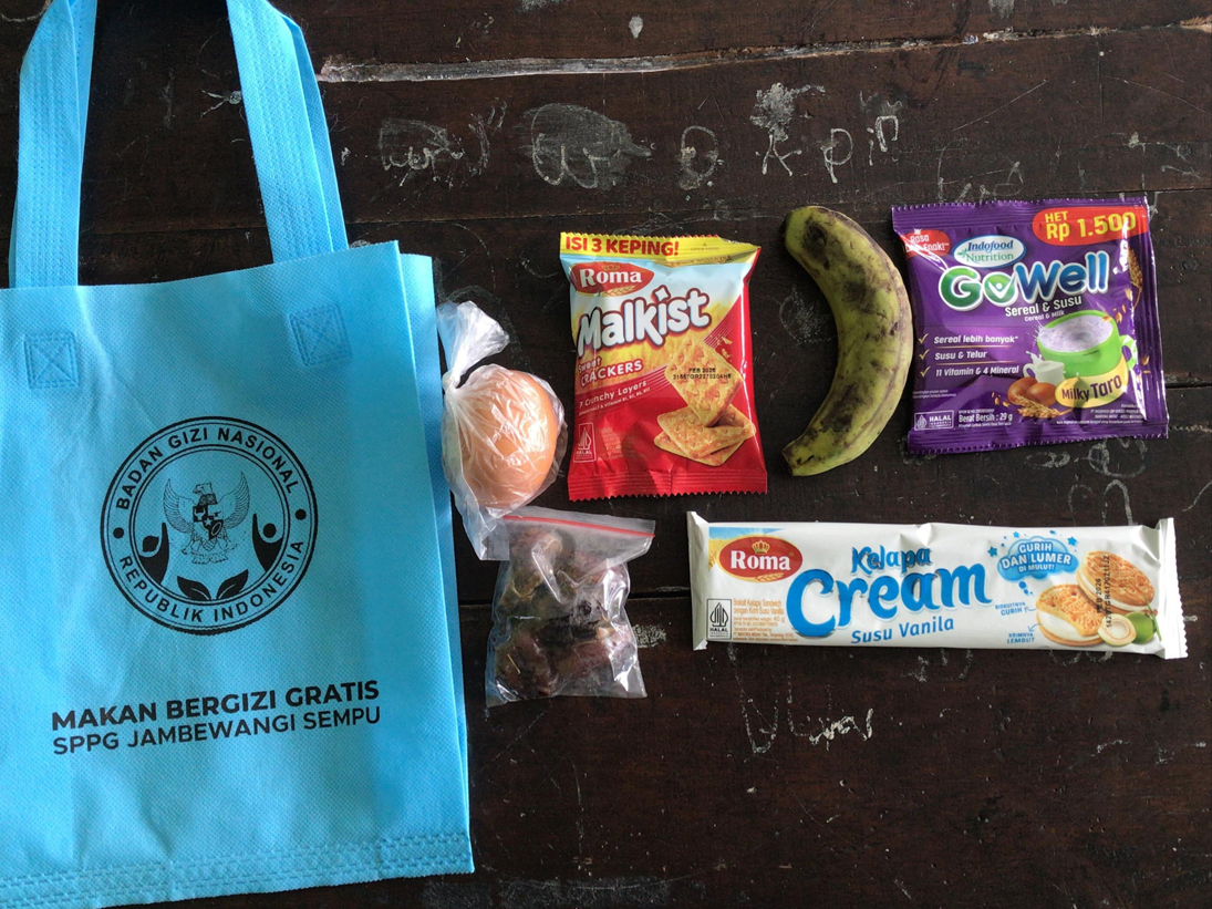 MENU KERING: Menu MBG selama bulan Ramadan bervariasi. Isinya kurma, 1 buah pisang kepok, 1 butir telur rebus, 1 bungkus Malkist crackers, dan 1 bungkus sereal rasa-rasa merek Gowell.