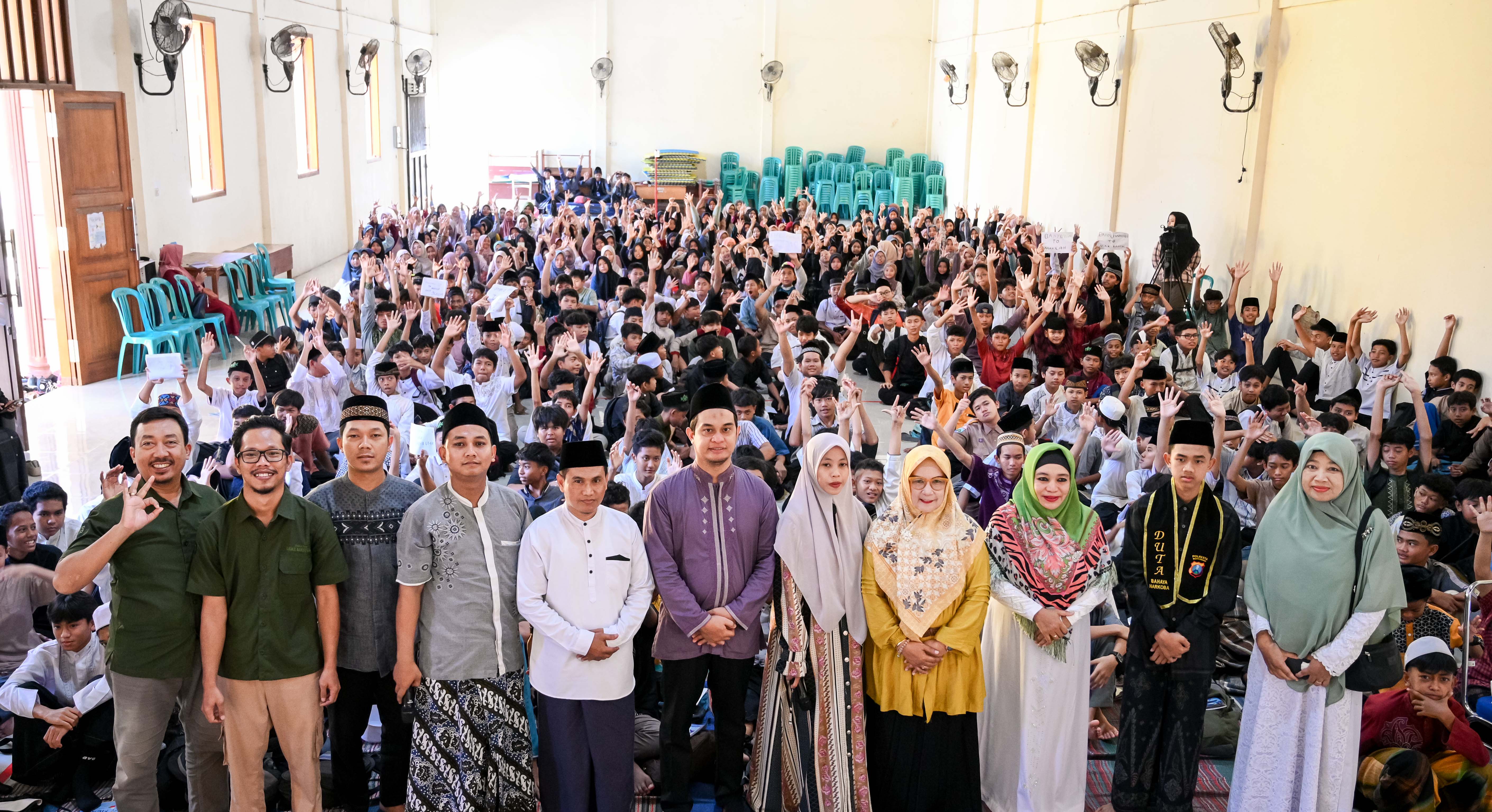 USAI PEMBEKALAN: Para guru dan ratusan siswa foto bersama narasumber dan Dai Cilik Polresta.