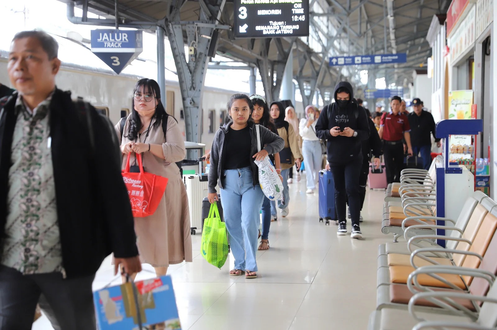 PT Kereta Api Indonesia (KAI) mencatat peningkatan jumlah penumpang KA Ekonomi pada Februari 2025.