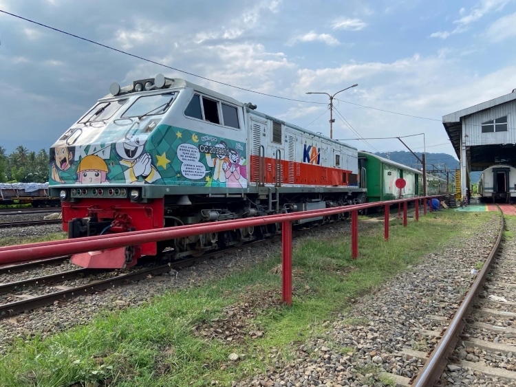 PT Kereta Api Indonesia (KAI) semakin menyemarakkan Ramadan dan Idulfitri 1446 H dengan menghadirkan Livery Tematik Lebaran yang menghiasi lokomotif, badan kereta, hingga kabin penumpang.