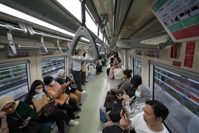 Sejak resmi beroperasi pada 28 Agustus 2023, LRT Jabodebek semakin menjadi andalan warga Jakarta dan sekitarnya.