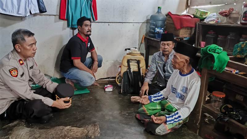 BERCERITA: Kapolsek Rogojampi AKP Imron (kiri) bersama anggota saat menemui ayah korban Imam Sujono (kanan) yang didampingi kepala Desa Badean Gonim pada Rabu (12\3).