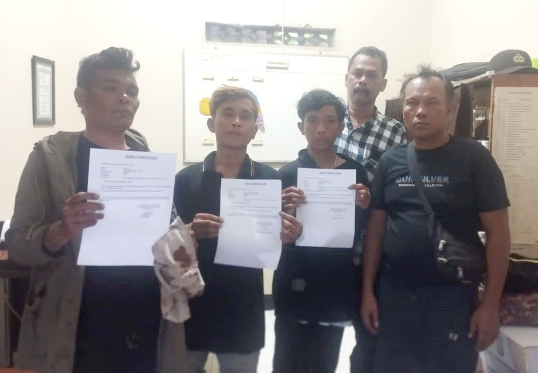 KOK CUKUP MINTA MAAF?: Ketiga pengamen yang sempat menghajar sopir truk akhirnya berdamai di Polsek Giri, Jumat (14/3).