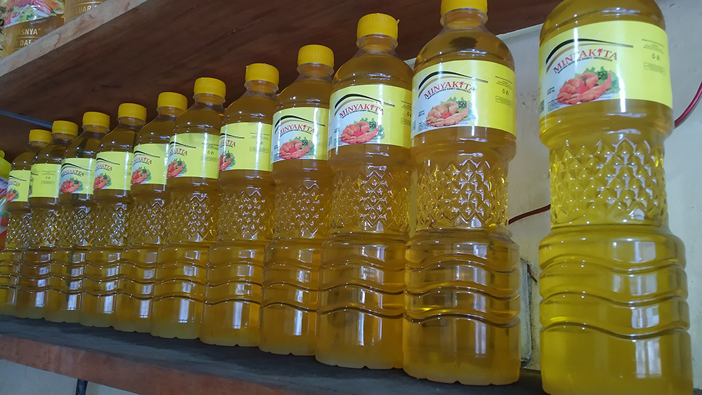 BAHAN POKOK: Deteran Minyakita kemasan botol di pasaran Banyuwangi. (Ramada Kusuma/Radar Banyuwangi)