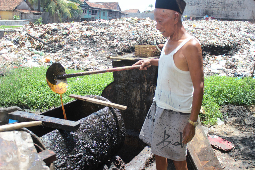 FISH OIL: Ahmad Raji mengolah ulang limbah pabrik ikan di Dusun Kalimati, Desa Kedungrejo, Kecamatan Muncar, Banyuwangi.