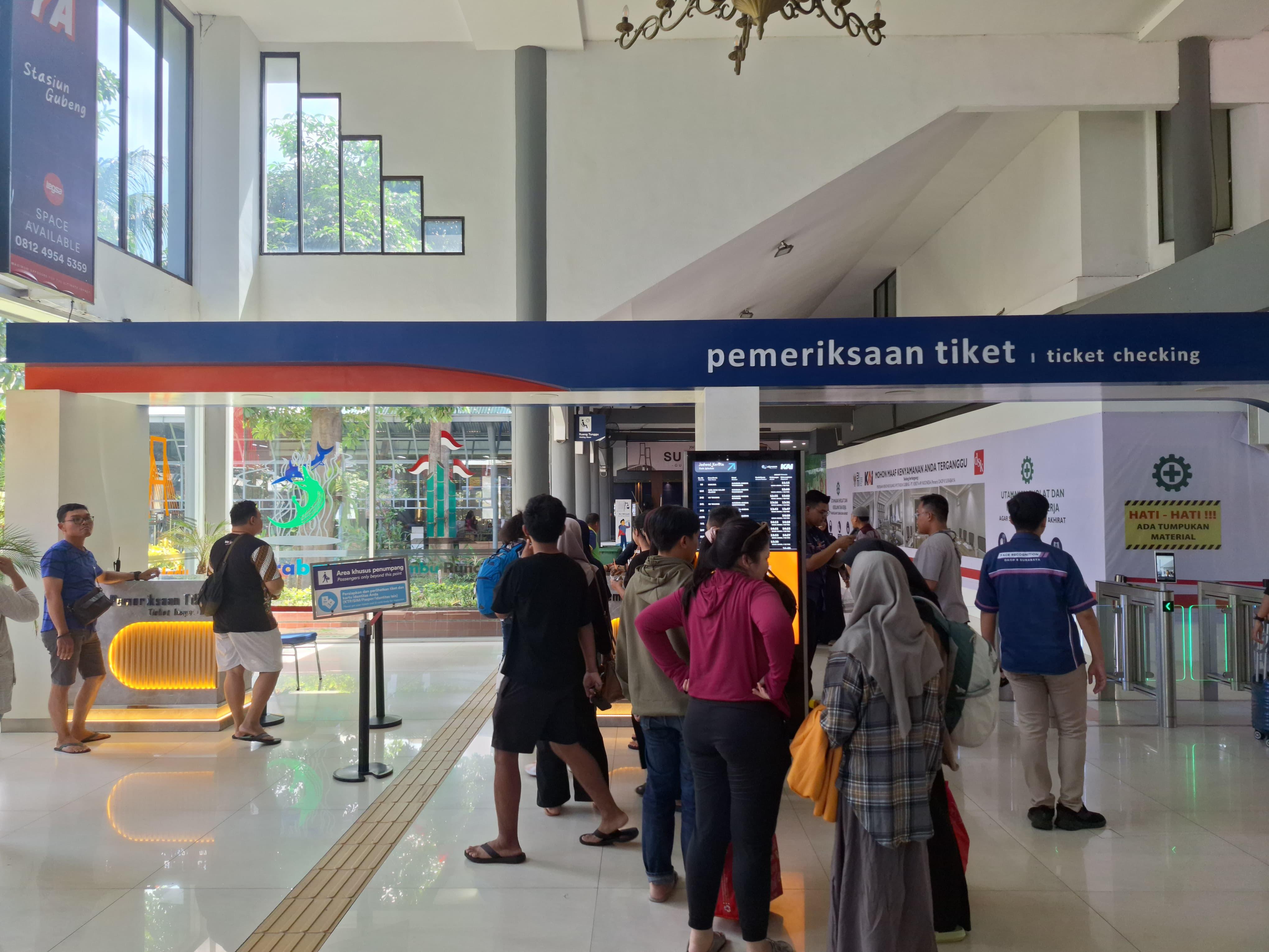 Tingginya mobilitas masyarakat selama Lebaran 2025 membuat permintaan tiket kereta api melonjak tajam.