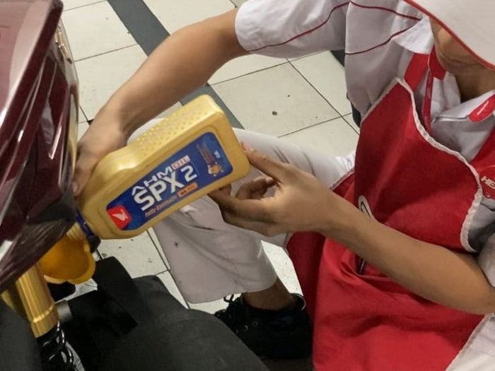 Menggunakan oli asli sangat penting untuk menjaga performa mesin tetap optimal dan memperpanjang usia pakai kendaraan.