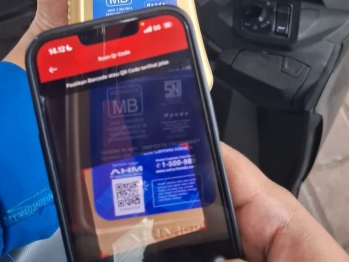 Konsumen dapat memindai QR Code di bagian belakang kemasan AHM Oil melalui aplikasi scan barcode yang tersedia di Play Store, seperti Brompit.