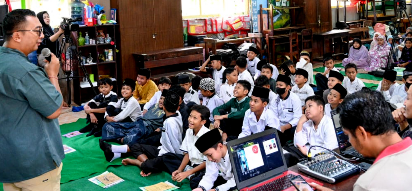 PEMBEKALAN: Wartawan JP-RaBa Fredy Rizki Manunggal memberikan wawasan bijak menggunakan internet pada para siswa SDN Kepatihan Banyuwangi SAbtu 15 Maret 2025.