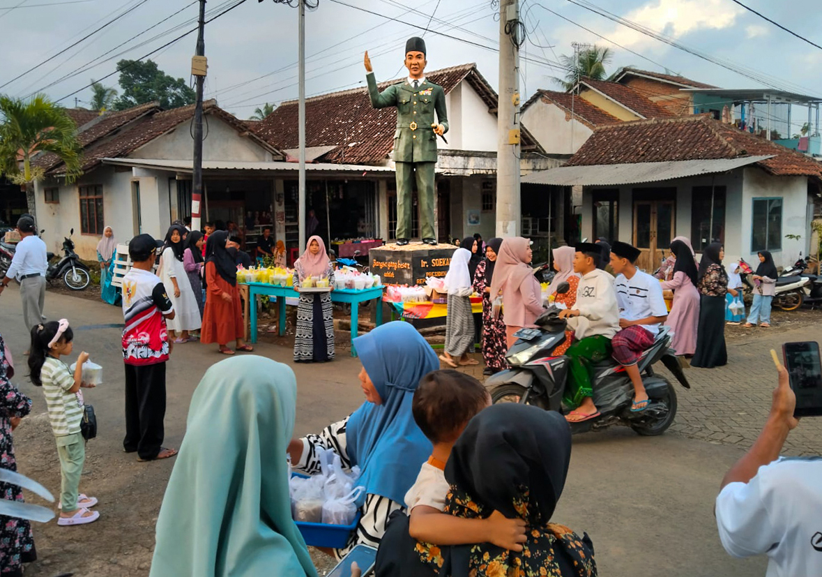 MERIAH: Warga Desa Jambewangi, Kecamatan Sempu berbagai takhil saat peresmian patung Presiden pertama Indonesia Ir Soekarno Kamis (13/3).