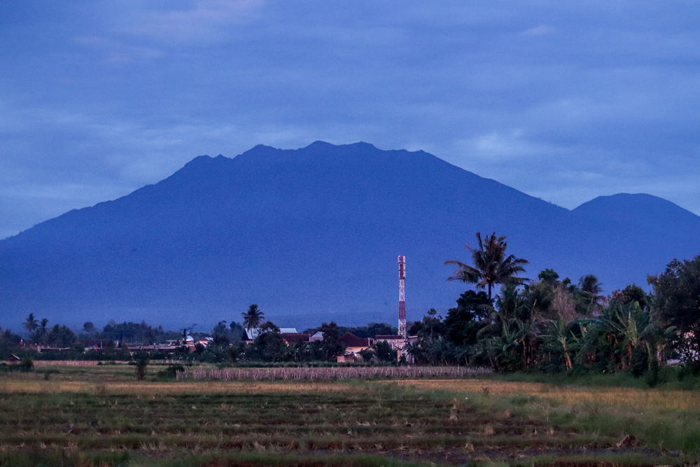 MEGAH: Gunung Raung setinggi MDPL dipantau dari Dusun Krajan, Desa/Kecamatan Sempu, Kamis (13/3) sore.