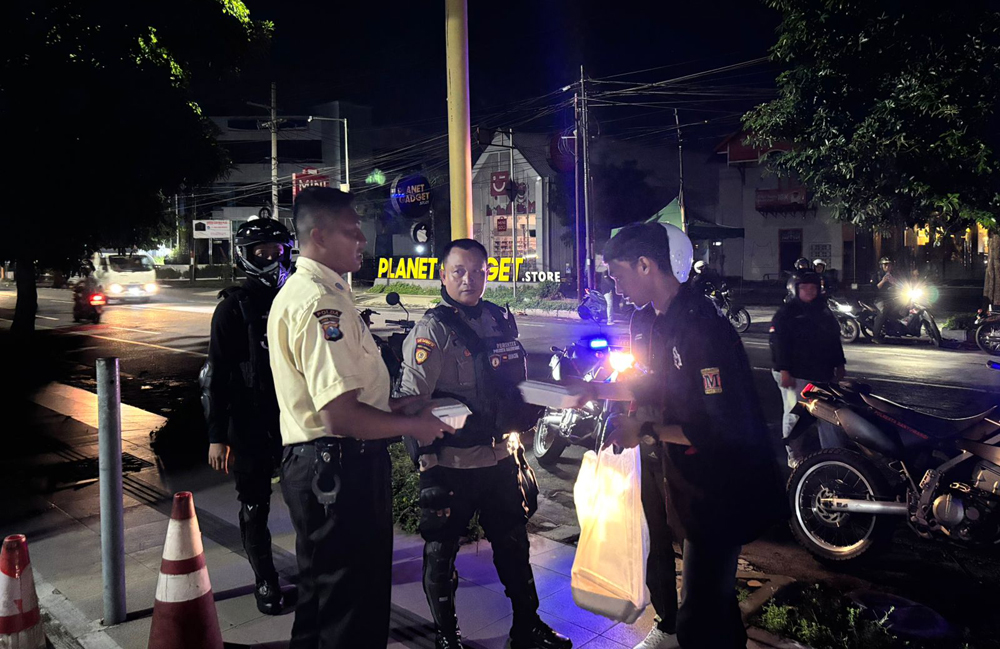 PATROLI: Aparat gabungan menyisir jalan di kawasan GOR Tawangalun Banyuwangi yang diduga jadi ajang balap liar dini hari, Minggu (16/3).