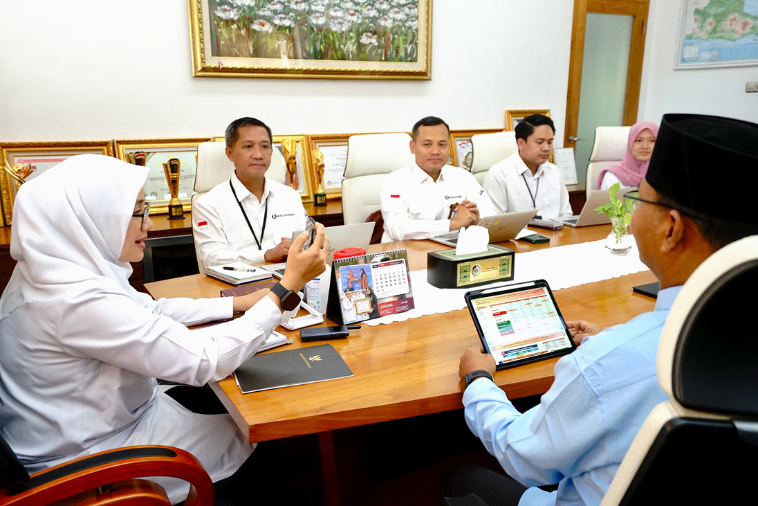 KERJA SAMA: Bupati Ipuk Fiestiandani berbincang dengan jajaran Kantor Perwakilan BI Jember di kantor Pemkab Banyuwangi beberapa pada Rabu (12/3).