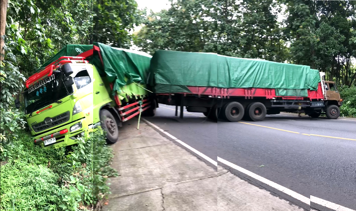 Dua truk besar melintang di Jalan Raya Baluran Situbondo. Akses Banyuwangi-Surabaya macet total. (TANGKAPAN LAYAR)